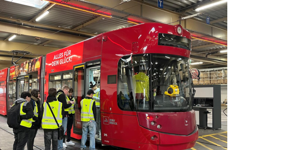 Bild zeigt eine IVB Straßenbahn mit einsteigenden Leuten