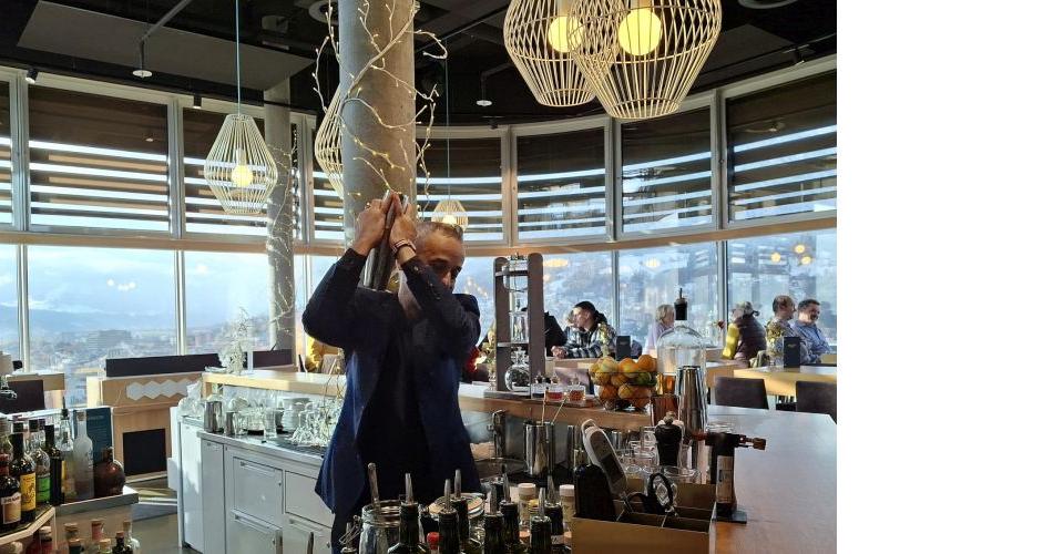 Bild zeigt einen Barkeeper beim Mixen eines Cocktails