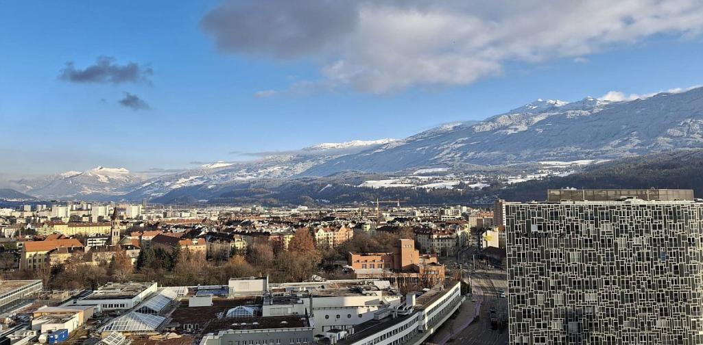 Bild zeigt ein Panoramabild von Innsbruck Richtung Südosten Pema 2 und Pradl sind zu sehen